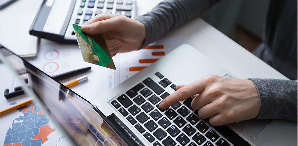 emprendedor pagando un gasto online